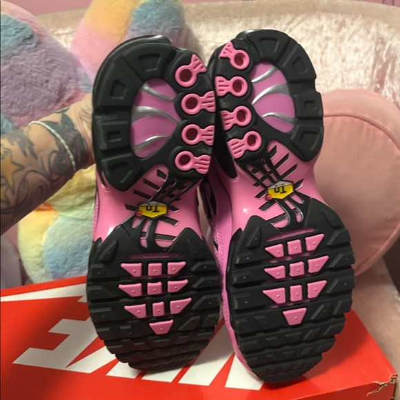 Nike Women's Pink &Black Sneakers Brand New! Size 7! - Picture 7 of 8